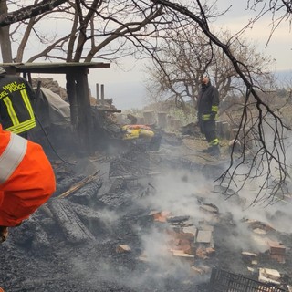 Calle, incendio nel bosco in località Cassisi, intervengono Vigili del fuoco e volontari aib