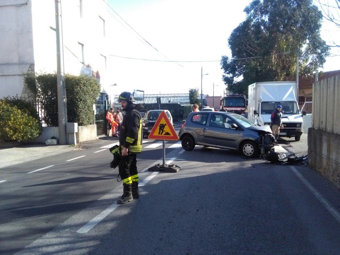 Albenga, colpo di sonno per una infermiera di rientro dal turno di notte: finisce contro un muro