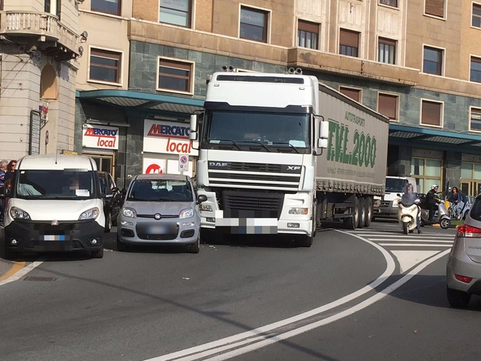 Savona, scontro tra auto e tir davanti alla Torretta: traffico in tilt (FOTO) Savona, scontro tra auto e tir davanti alla Torretta: traffico in tilt (FOTO)