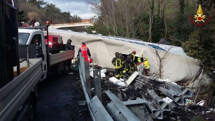 Incidente sulla A10, la procura indaga sulla velocità del mezzo e sulle corsie aperte da Autostrade: mercoledì l'interrogatorio
