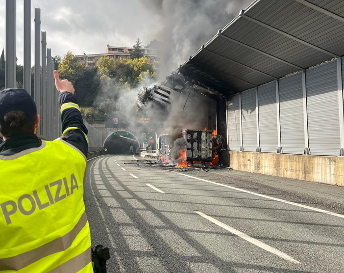 A10, camion in fiamme tra Aeroporto e Pegli: circolazione bloccata, traffico paralizzato in direzione Savona