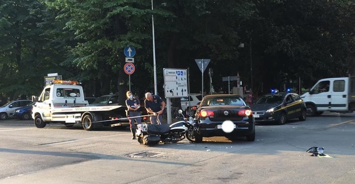 Savona, scontro auto-moto in corso Mazzini: un codice giallo al San Paolo