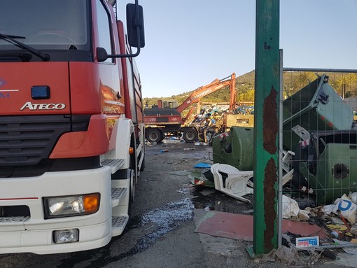 Ennesimo incendio alla SARR di Cenesi. Il proprietario: “Siamo costretti ad andarcene” (FOTO VIDEO) Ennesimo incendio alla SARR di Cenesi. Il proprietario: “Siamo costretti ad andarcene” (FOTO VIDEO)