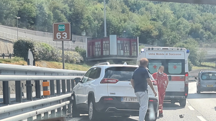 Scontro tra due auto sulla A10 all'altezza dello svincolo di Spotorno. Nessun ferito grave, traffico rallentato