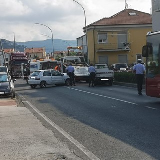 Loano, incidente tra due veicoli sulla via Aurelia: traffico in tilt (FOTO)