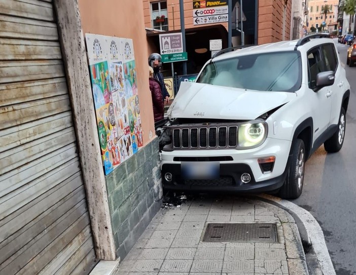 Finale, auto perde il controllo e si schianta contro un muro