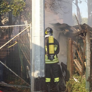 Albenga: incendio di una rimessa attessi nel campeggio lungomare di Vadino