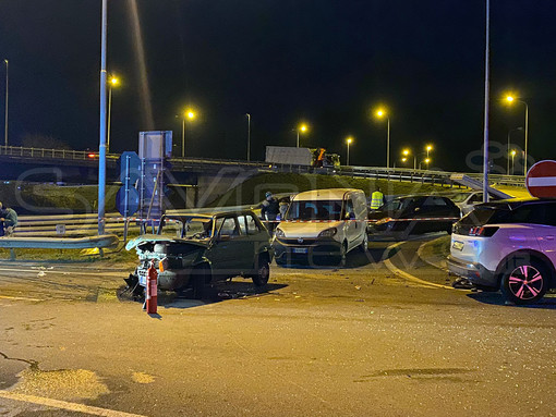 Albenga, schianto all'incrocio dell'Aurelia Bis di Bastia: due auto coinvolte, quattro i feriti (FOTO)