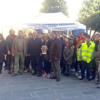 Albenga, le nuove generazioni in "piazza" con il sindaco Cangiano per difendere  l’ambiente e lanciare la campagna per una città più pulita