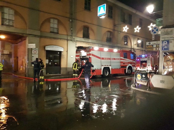 Incendio in un appartamento ad Albenga, tre squadre dei vigili del fuoco sul posto (FOTO e VIDEO)