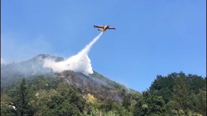 Ardono i boschi alle spalle di Varazze in località Campomarzio: vigili del fuoco e protezione civile sul posto (FOTO e VIDEO) Ardono i boschi alle spalle di Varazze in località Campomarzio: vigili del fuoco e protezione civile sul posto (FOTO e VIDEO)