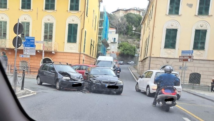 Scontro tra auto a Celle Ligure: traffico in tilt (FOTO) Scontro tra auto a Celle Ligure: traffico in tilt (FOTO)