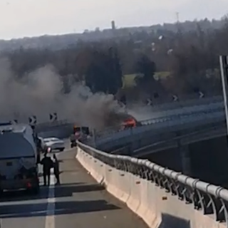 Auto prende fuoco sulla Torino-Savona nei pressi di Mondovì, traffico temporaneamente sospeso