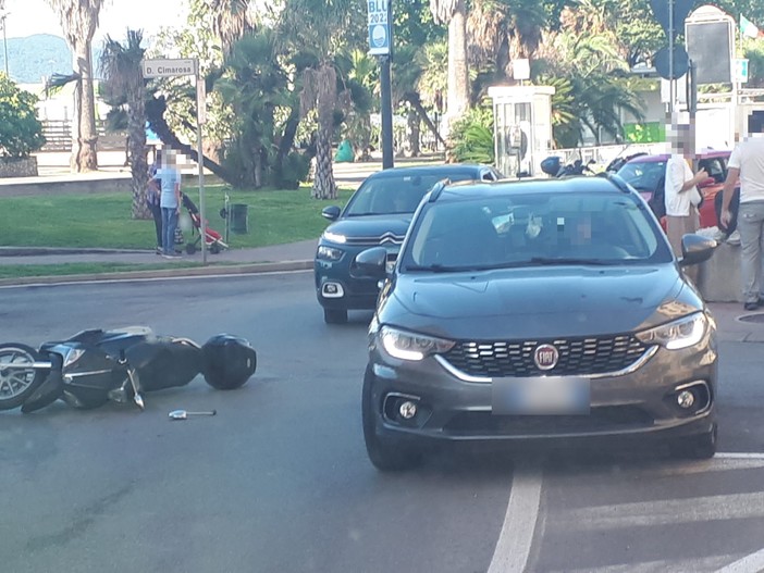 Scontro tra scooter e auto a Savona: un ferito al San Paolo (FOTO)