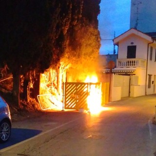 Pietra, incendio cassonetti in via Cesare Battisti: vigili del fuoco e carabinieri mobilitati (FOTO)