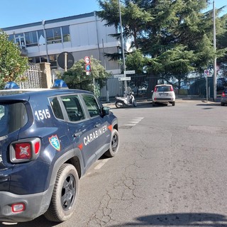 Savona, incendio nei pressi delle scuole "Carando": edificio evacuato in via precauzionale