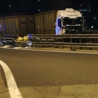 Incidente in Autostrada: camion perde il controllo e finisce sul guardrail tra Savona e Spotorno