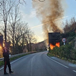 Incendio a Villanova, la statale 453 chiusa al traffico in entrambi i sensi di marcia