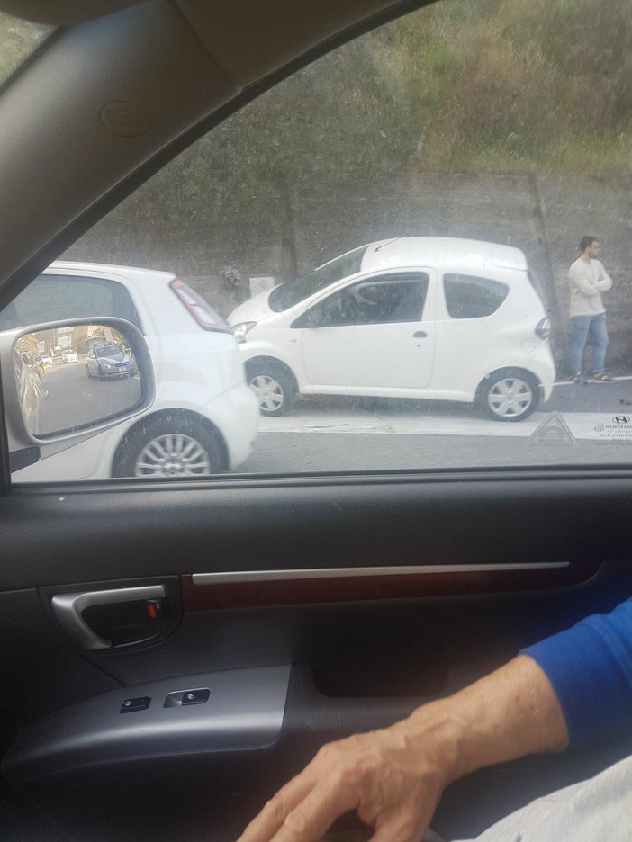 Incidente alla rotonda per immettersi nell'autostrada al casello di Savona Incidente alla rotonda per immettersi nell'autostrada al casello di Savona