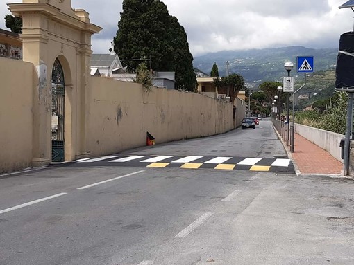 Pietra Ligure: due nuovi attraversamenti pedonali rialzati in Via Crispi