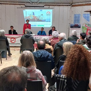 Rigassificatore, Fratoianni e Bonelli a Savona: "Sono irresponsabili, un mostro così nel mare che impatto può produrre?"