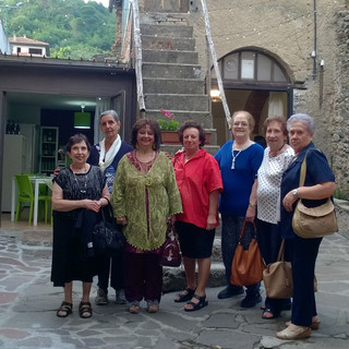 Nella foto: Renata Rusca Zargar con alcune alunne del Corso “Leggere la letteratura classica per divertimento”