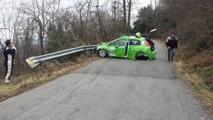Incidente al Rally Riviera Ligure: dura botta per Manuel Villa
