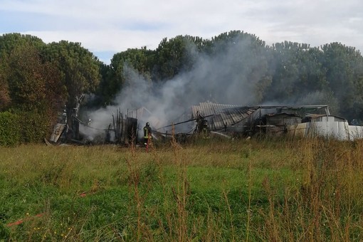 Albenga, baracche in fiamme in regione Vadino: intervento dei Vigili del Fuoco