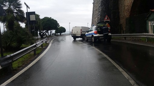 Celle Ligure, perde il controllo del furgone: incidente sulla via Aurelia (FOTO)