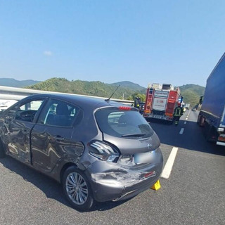 Scontro camion-auto sull'A10 tra Andora e Albenga: due feriti in codice giallo