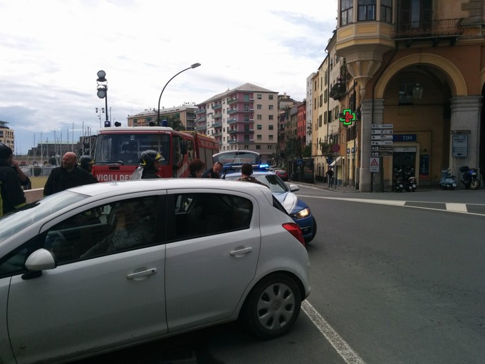 Savona, scontro auto e moto davanti alla Torretta, un codice giallo al San Paolo Savona, scontro auto e moto davanti alla Torretta, un codice giallo al San Paolo