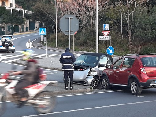 Savona, scontro tra auto in largo G. de Meo: due codici gialli al San Paolo (FOTO e VIDEO)