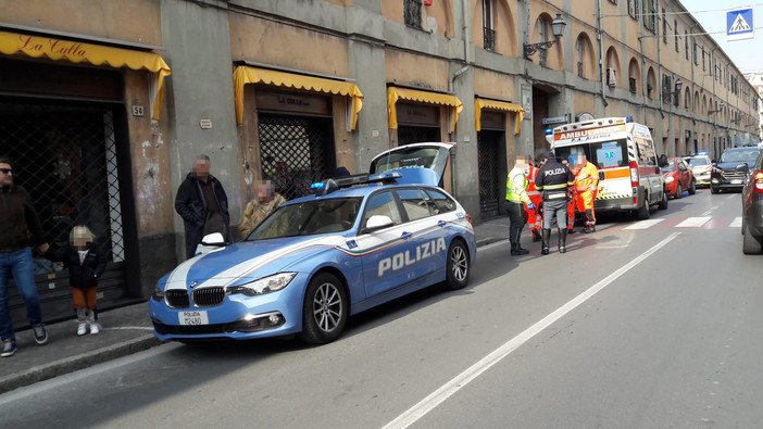 Albenga, donna investita sulle strisce in via Genova: intervento dei sanitari (FOTO) Albenga, donna investita sulle strisce in via Genova: intervento dei sanitari (FOTO)