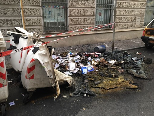 La furia del piromane a Savona: 15 bidoni della carta in fiamme