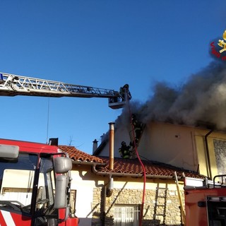 Divampano ancora le fiamme in una palazzina dell'entroterra di Andora (FOTO)