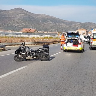 Incidente tra una moto e un veicolo della nettezza urbana tra Albenga e Ceriale (FOTO)