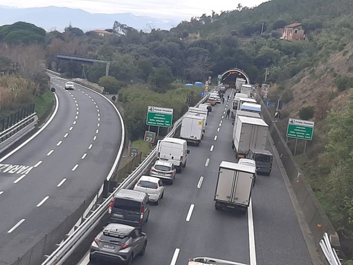 Operaio investito lungo l'A10 tra Varazze e Celle: traffico in tilt (FOTO)