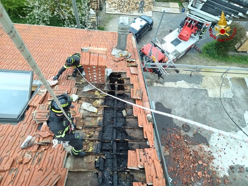 Tetto di un'abitazione in fiamme a Bardineto: rogo domato dai Vigili del fuoco Tetto di un'abitazione in fiamme a Bardineto: rogo domato dai Vigili del fuoco