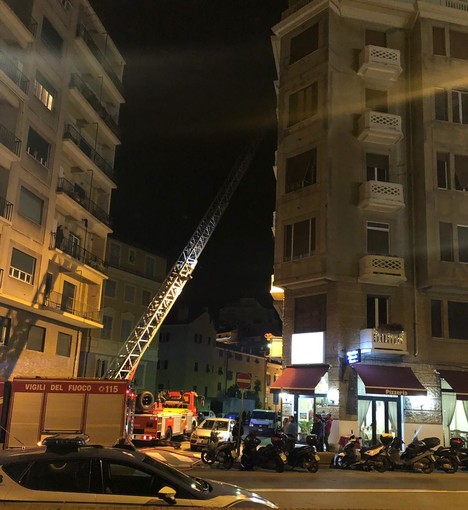 Savona, canna fumaria e tetto in fiamme: intervento dei vigili del fuoco (FOTO)