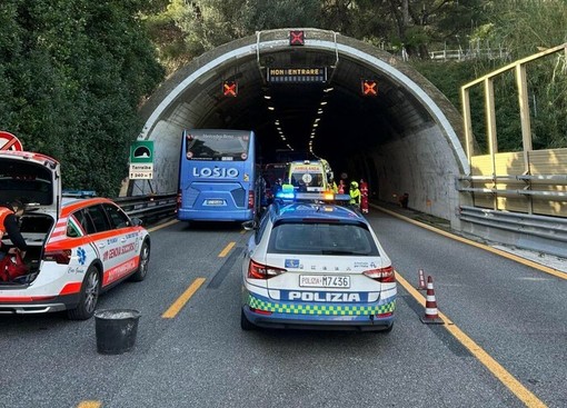 Grave incidente sulla A10 tra Arenzano e Varazze, pullman contro camion: 5 km di coda e traffico bloccato, interviene l’elisoccorso
