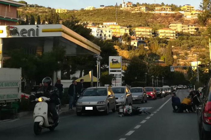 Auto contro scooter a Pietra Ligure: una persona in codice rosso Auto contro scooter a Pietra Ligure: una persona in codice rosso