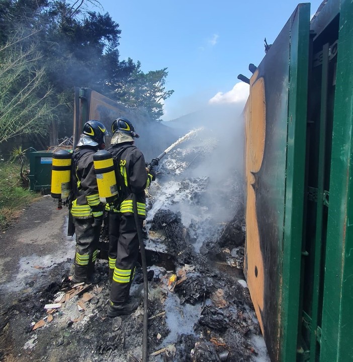 Garlenda, incendio all'isola ecologica: intervento dei vigili del fuoco (FOTO) Garlenda, incendio all'isola ecologica: intervento dei vigili del fuoco (FOTO)