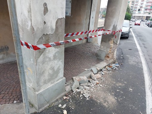 Savona, distrutta una parte di un pilone della Torretta: transennata l'area dalla polizia locale (FOTO) Savona, distrutta una parte di un pilone della Torretta: transennata l'area dalla polizia locale (FOTO)