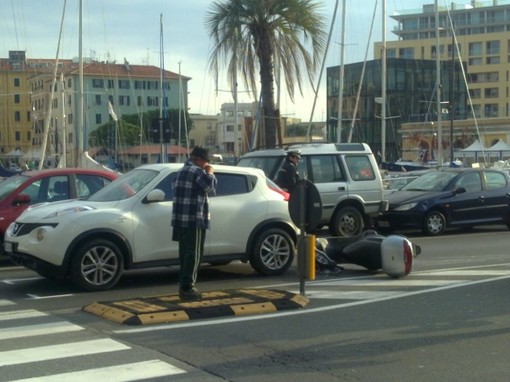 Savona: tamponamento auto-moto sotto le torri del Brandale Savona: tamponamento auto-moto sotto le torri del Brandale