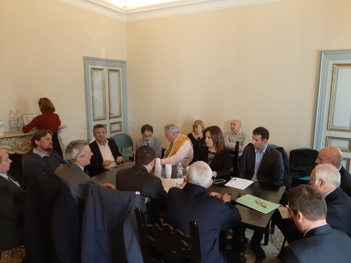 Vado, tavolo di confronto sulle infrastrutture: Rfi è pronta a potenziare la linea ferroviaria in vista degli imponenti traffici della piattaforma Vado, tavolo di confronto sulle infrastrutture: Rfi è pronta a potenziare la linea ferroviaria in vista degli imponenti traffici della piattaforma