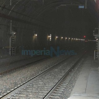 Investimento sui binari, uomo muore travolto da un treno in galleria: circolazione sospesa tra Imperia e Taggia