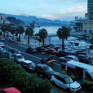 Savona, scontro tra moto e auto in via Gramsci: un codice giallo al San Paolo