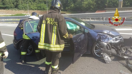 Auto impatta contro il guard-rail nei pressi del casello di Altare