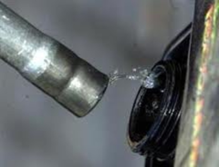 Furti di gasolio ai TIR in autostrada: la Polizia arresta due camionisti Furti di gasolio ai TIR in autostrada: la Polizia arresta due camionisti