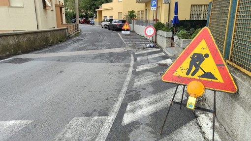 Finale, via XXV Aprile si prepara al doppio senso provvisorio. Ma i residenti attendono novità sui parcheggi Finale, via XXV Aprile si prepara al doppio senso provvisorio. Ma i residenti attendono novità sui parcheggi